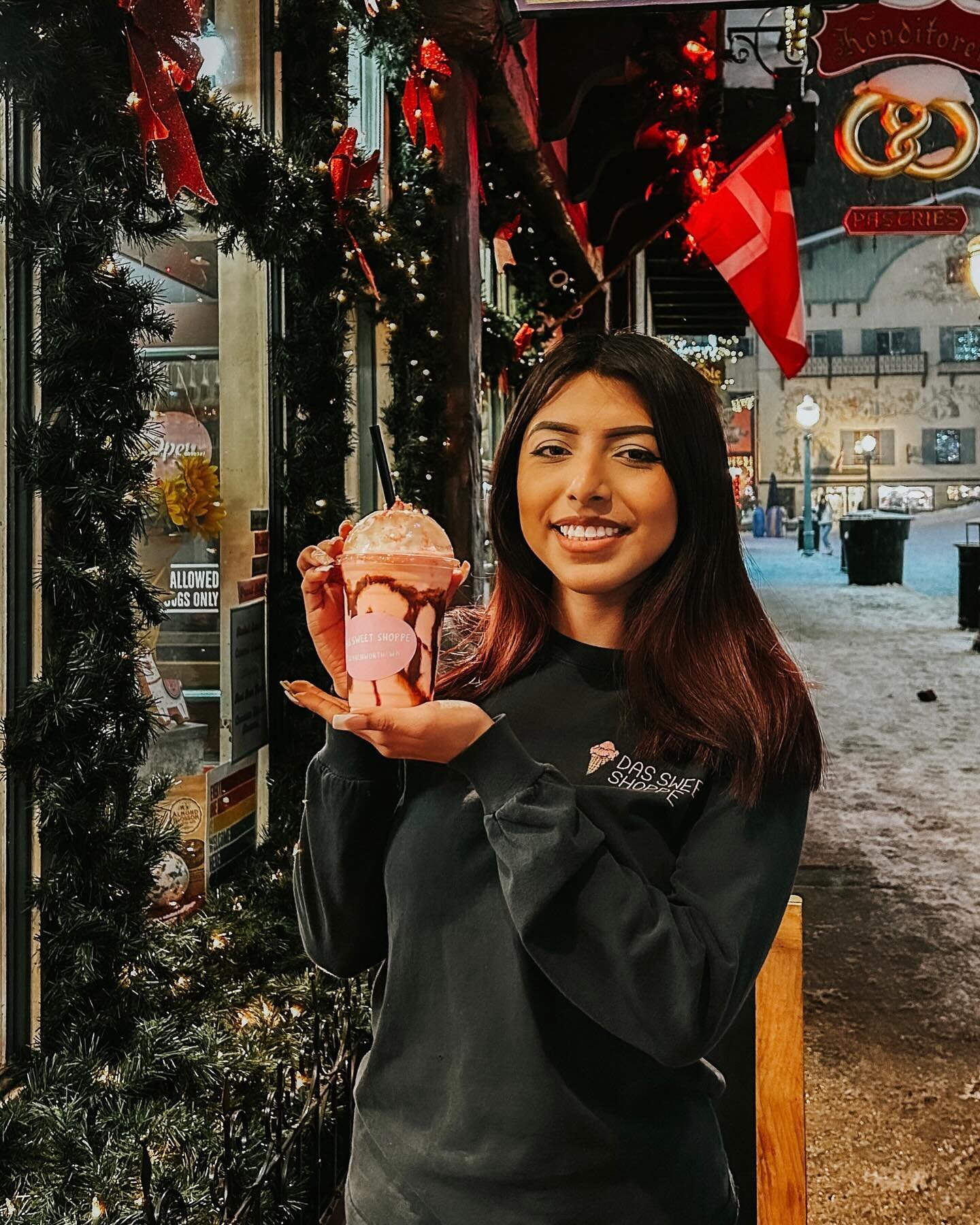 Come try our special Sweetheart milkshake😍 Raspberry milkshake with a chocolate drizzle and sprinkles! Perfect for a Valentine&rsquo;s Day treat❤️ #sweetheart #dassweetshoppe 

Also happy birthday to our employee, Maria!!💖