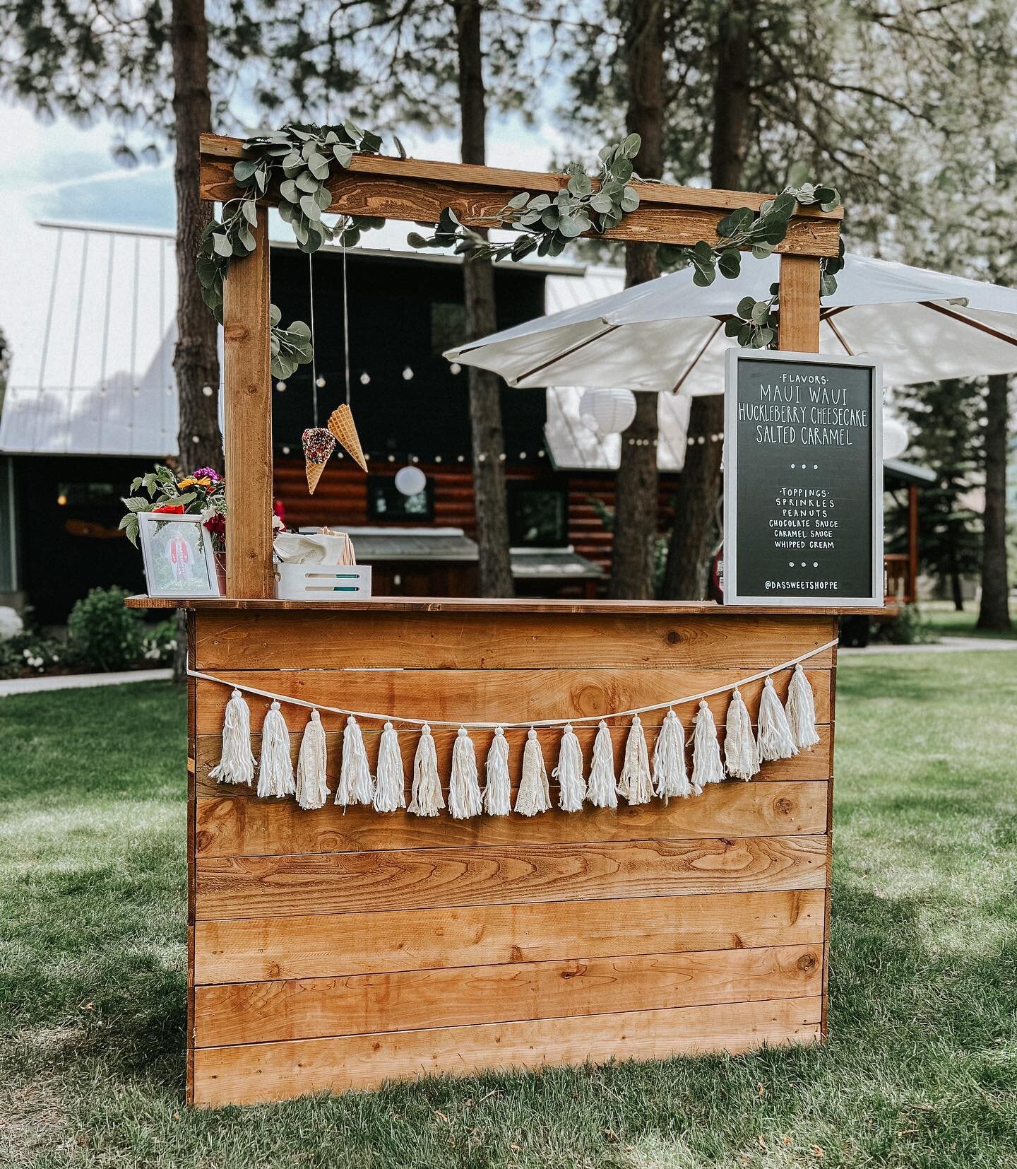 It&rsquo;s scoopin&rsquo; szn🍦 We are only taking a few more events for the year, so be sure to fill out a form on our website for more information! 

We are also looking for a few more people to join our team💖 Send us a resume or come drop one off