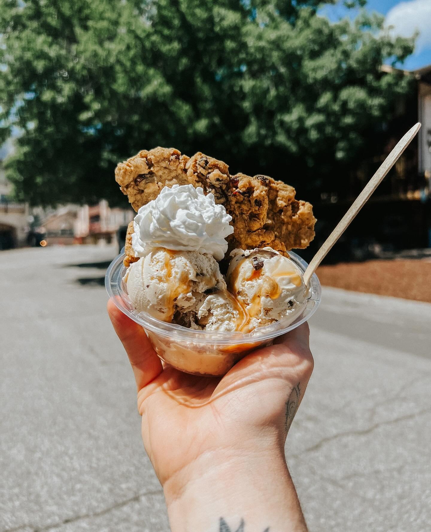 Cookie Sundaes!!!🍪🍦 We have @bavarianbagelco cookies in the shop this week and we are making some bomb sundaes with them! There is sea salt chocolate chip, oatmeal raisin, and peanut butter!😍 #dassweetshoppe