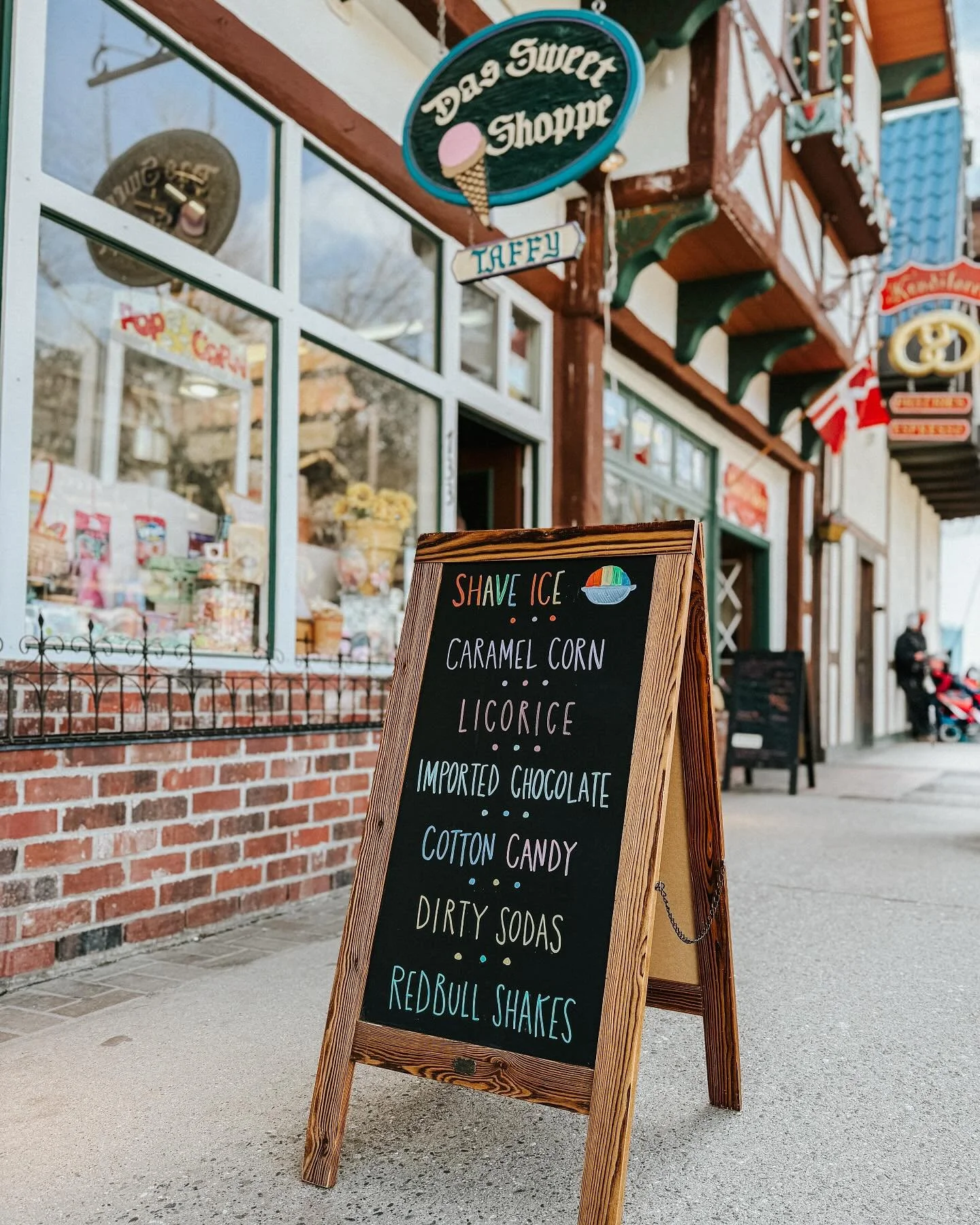 Fresh board for Spring! Also&hellip;shave ice is back!!🍧💖

#dassweetshoppe #springishere