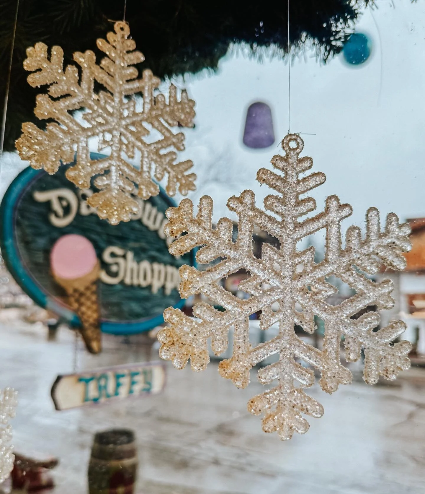 ✨Locals!✨Leavenworth shops need your support this Christmas! We are raising our locals discount to 15% off for everything, &amp; if you spend more than $50 then you get 20% off your purchase!🎄

We have lots of stocking stuffers and fun gifts for you