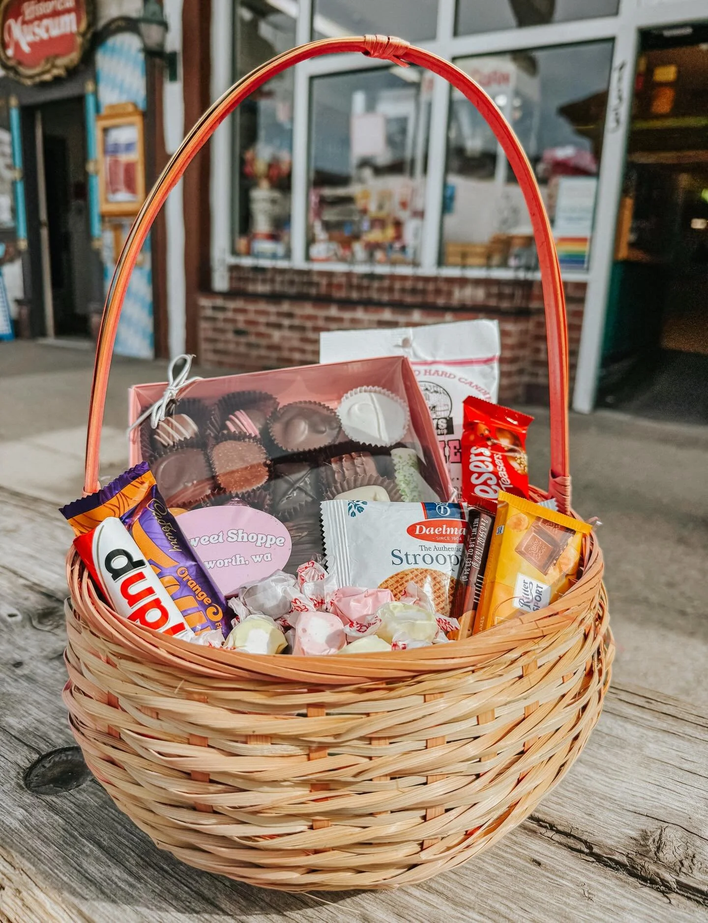 Easter is around the corner!🐰🍬

We are looking for some other businesses that might be interested in doing an Easter basket giveaway collab!!✨ Message us or come talk to us at the shop asap if you&rsquo;re interested!!💖