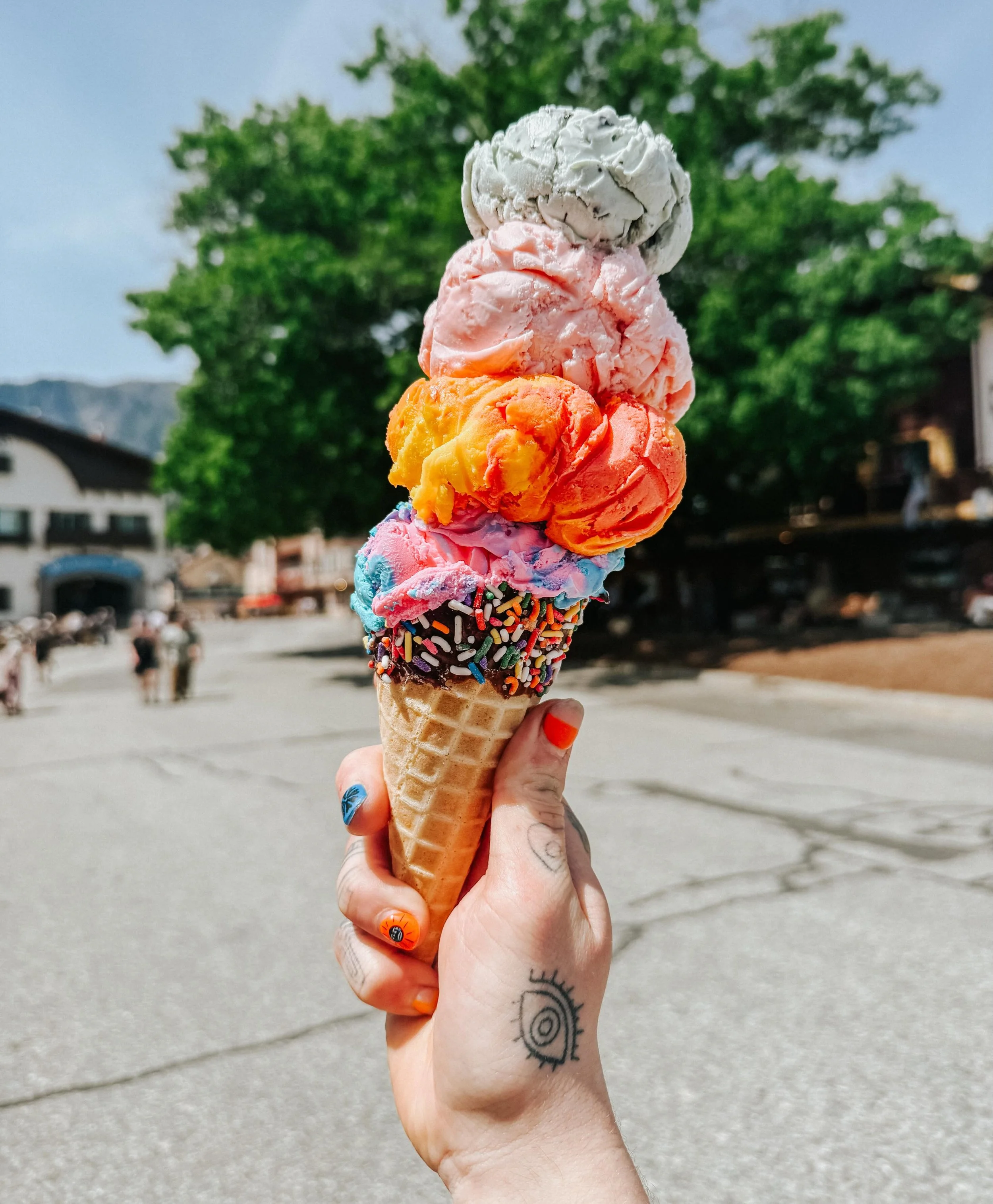 Ice Cream season is upon us!!🍦🌞 Come grab a scoop and enjoy the warm sunshine with us! Don&rsquo;t forget to start a scoop card if you&rsquo;re a local💖

MEMORIAL WEEKEND HOURS:
Sat: 11am-10pm
Sun: 11am-10pm
Mon: 11am-8pm

#icecreamseason #quadsco