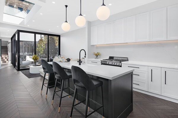 It is a delight to finally share our #Paddington project with you. 🏡

This cozy terrace was transformed into a light-filled home with an additional level, extra bedrooms and a bright internal courtyard. 🌳

#sydneybuilders #masterbuilders