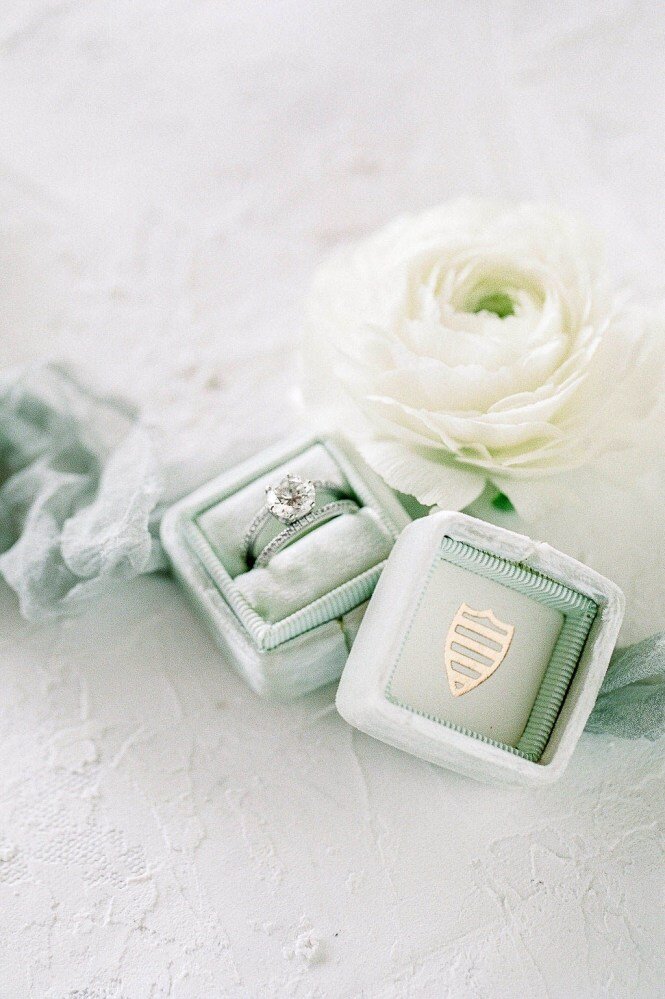 White-and-Green-Romantic-Wedding-Inspiration-1.jpg
