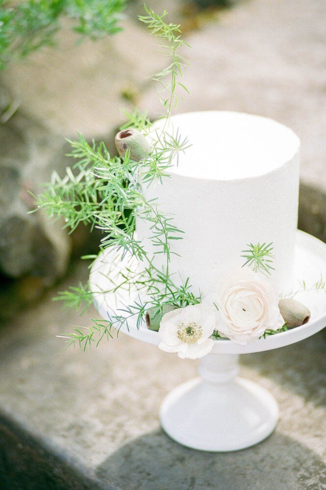 White-and-Green-Romantic-Wedding-Inspiration-20.jpg