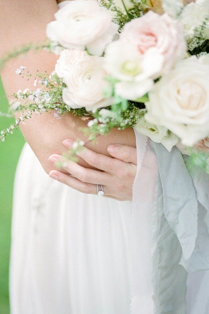 White-and-Green-Romantic-Wedding-Inspiration-28.jpg