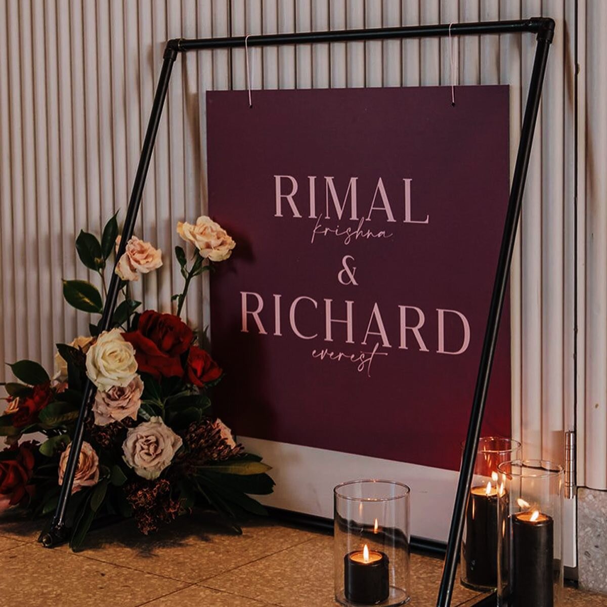 A welcome sign on its own is great, but when paired with gorgeous blooms by @flowerheadevents and the perfect styling by @madebyjade.co it takes it the next level! 🙌🏽
-
Styling @madebyjade.co 
Stationery &amp; Signage @_studionav 
Florals @flowerhe
