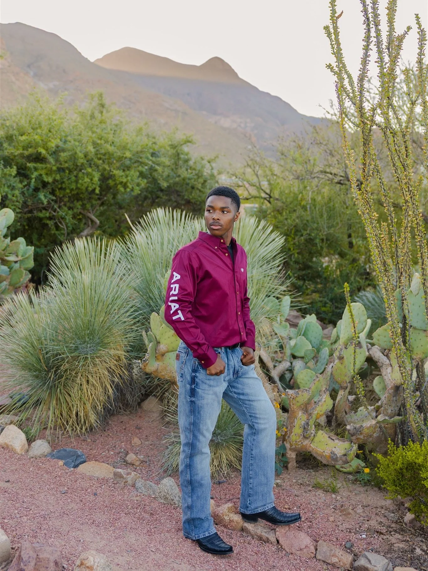 Another high school senior in front of my lens 🎓&hellip;and this session had us celebrating in the mountain views &amp; the streets of Downtown El Paso 🎊🙌
And I had to showcase a little behind the scenes in the middle of it all 📸✨
To all my 2025-