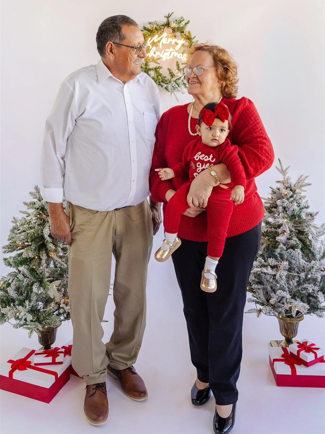 Merry Christmas Eve 🎄✨
May this season be filled with love, laughter, &amp; joy &hearts;️
So incredibly thankful for all the sweet families &amp; couples who trusted me to document their special winter memories 📸🥰