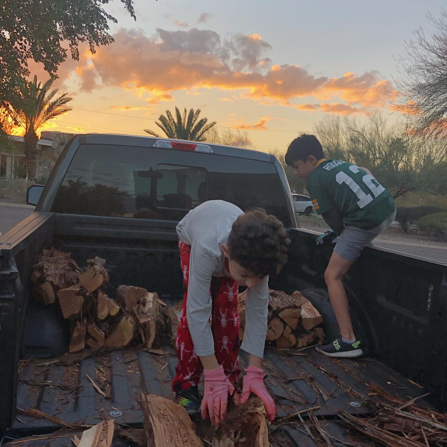 〰️〰️FRIDAY NIGHT〰️〰️
Sunset 🌅 
Doing work 🪵 
Star Wars pjs 👍🏼
Award winning family selfie 🤳 
Waiting on Friday pizza 🍕 
Packers on point 💚💛

What stood out about your Friday night?? 🤗

#goodmoments #boymom #family #pizza #fridaynight #partyl