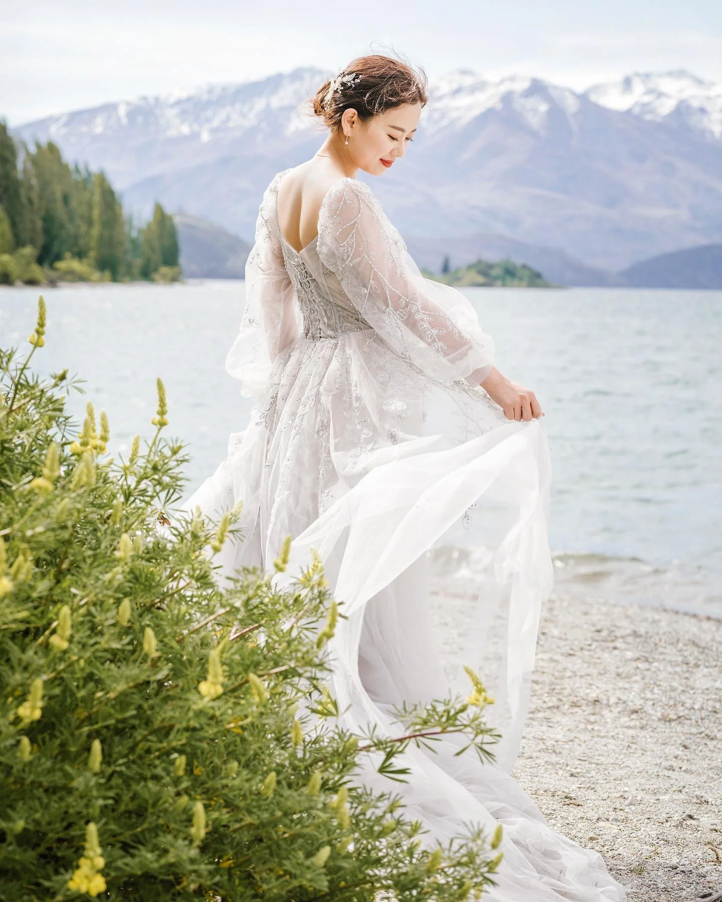 Queenstown NZ Beautiful wedding dress rental
Bust: 80-100cm / Waist 75cm (M)
Link in Bio for more packages information 
Photo @feliximage
Hair&Makeup @yuki.makeupartist 
#queenstownweddingdress #queenstownweddingdresshire #weddingdresses #wed