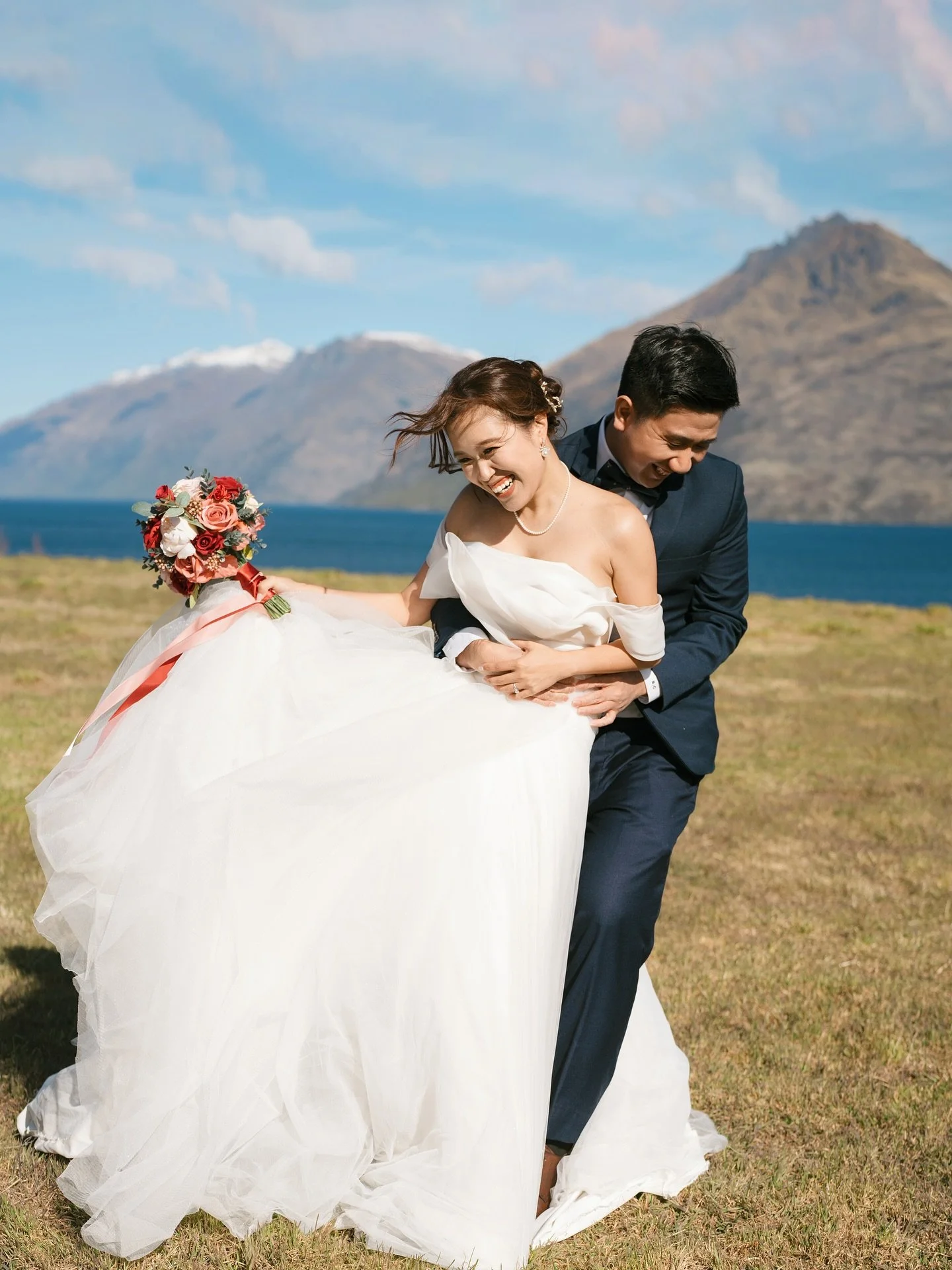 ✨ Queenstown Snowy Mountain Wedding Shoot ❄️
👰 A wedding dress flowing over the snow, like stepping into a fairytale
🤍 Pure white peaks as the backdrop, every frame radiates elegance
🥂 Walking, laughing, no need to pose — your smile is the