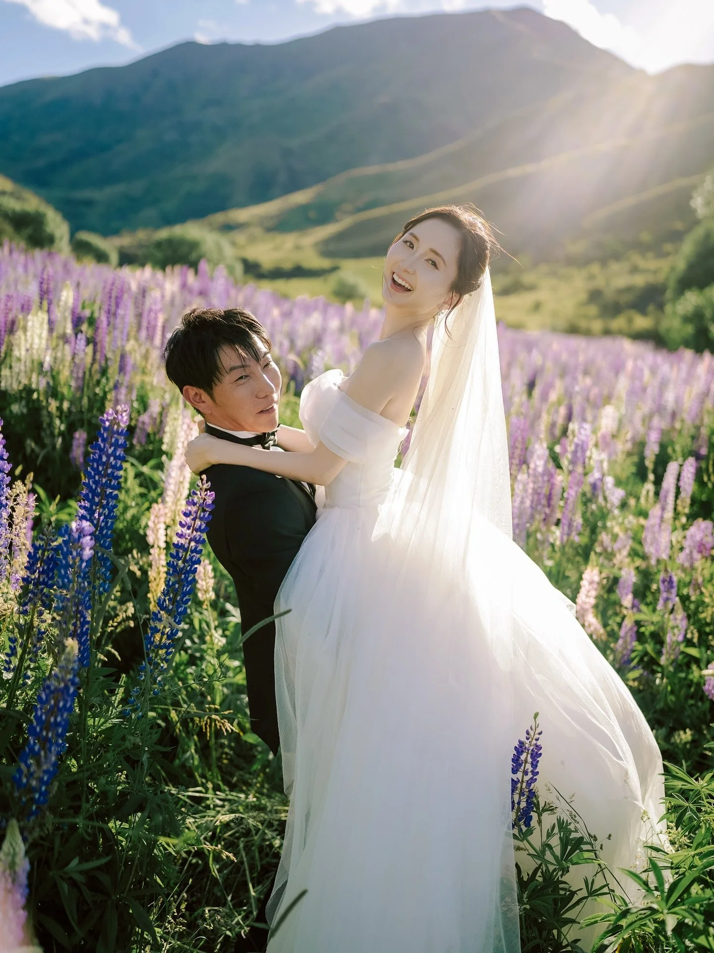 Queenstown in spring — where snow still lingers on the peaks, yet the valleys burst into bloom. 🌸
A season of renewal, a promise of love, and the beginning of forever. 💍✨
Hair makeup @yuki.makeupartist 
More photos and booking: www.felixima