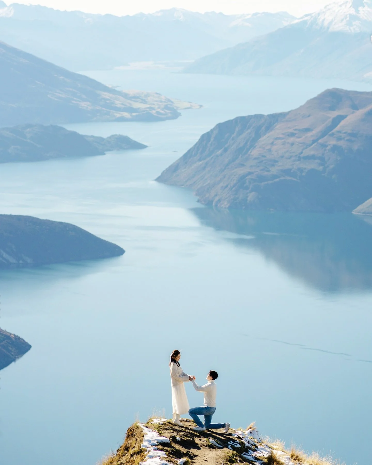 ❄️ A winter proposal at Coromandel Peak &mdash;
snow, mountains, and a &ldquo;yes&rdquo; that will last a lifetime. 💍🏔️

Planning &amp; Photography @feliximage 
Helicopter @wanakahelicopters 

More photos: www.feliximage.co.nz

#wanakaproposal #hel