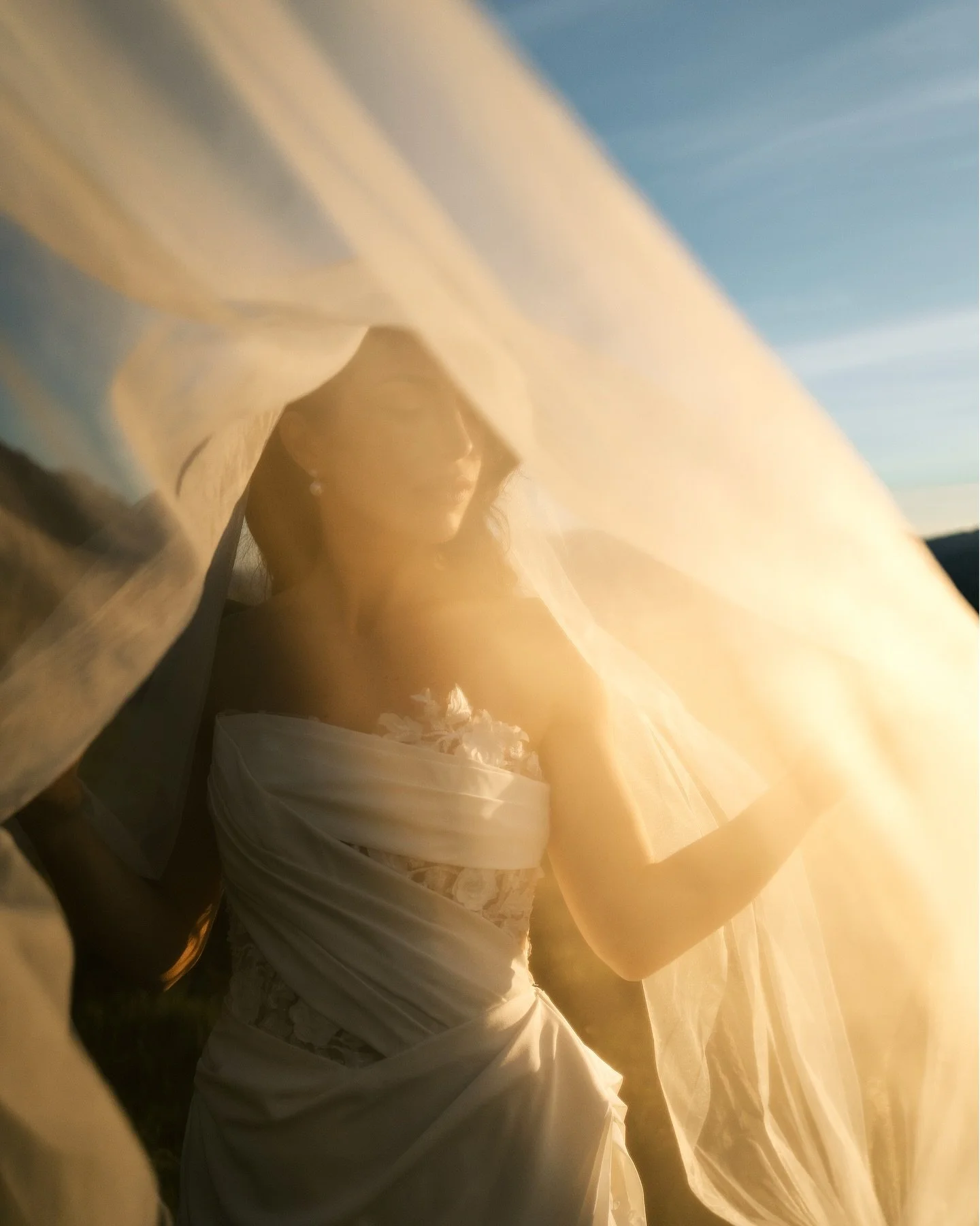 From planning to the final kiss, everything is taken care of.
A sunset elopement by the lake, snow mountains as your witnesses &mdash;
we craft your entire Queenstown elopement experience: planning, photography, hair makeup etc
All you need to do is 