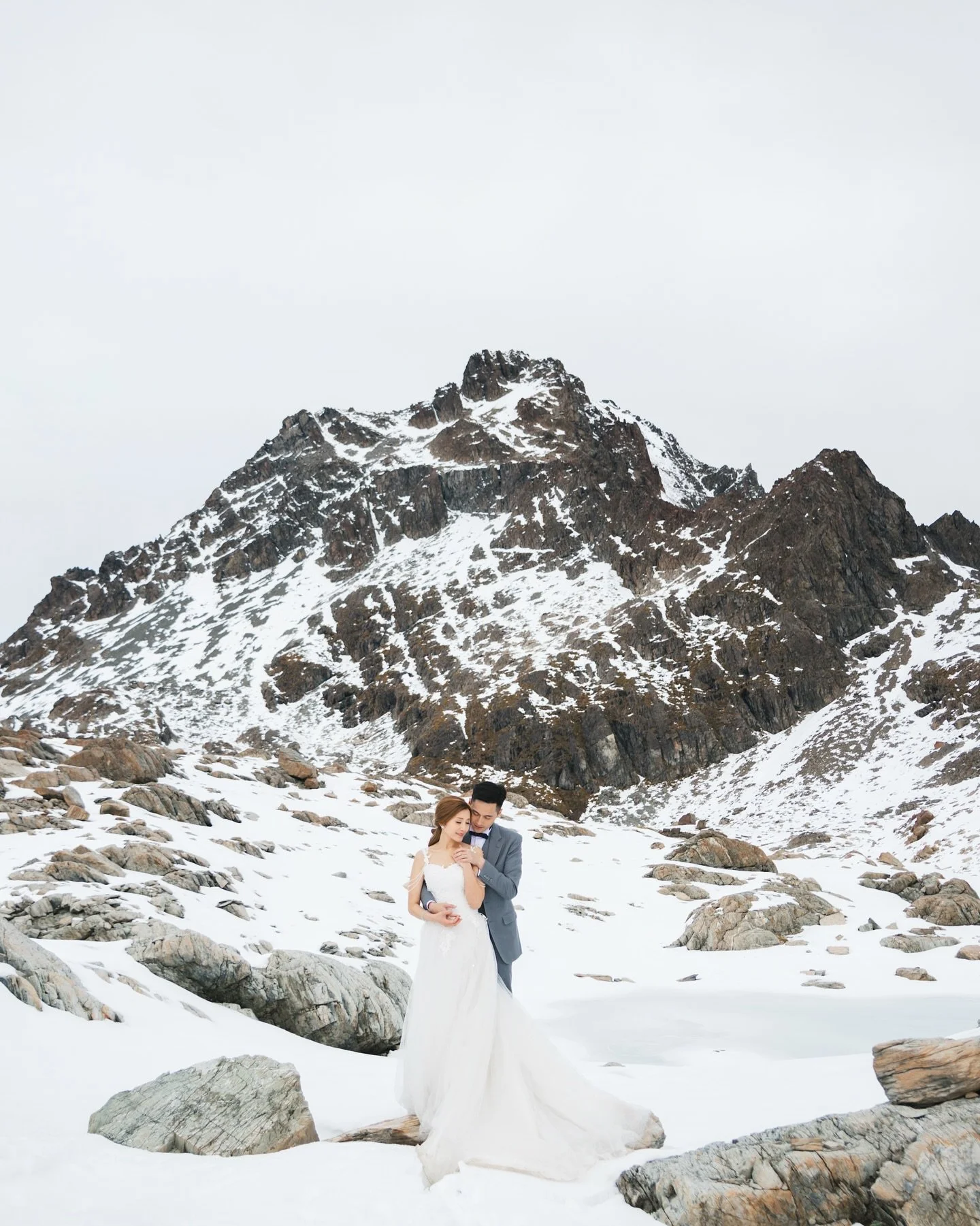 Where autumn meets snow.
Warm tones, cold peaks, and two hearts in between.
New Zealand gave us a season, we made it a memory.

#queenstownprewedding #queenstownphotographer #queenstownphotography #newzealandphotography #arrowtownautumnfestival