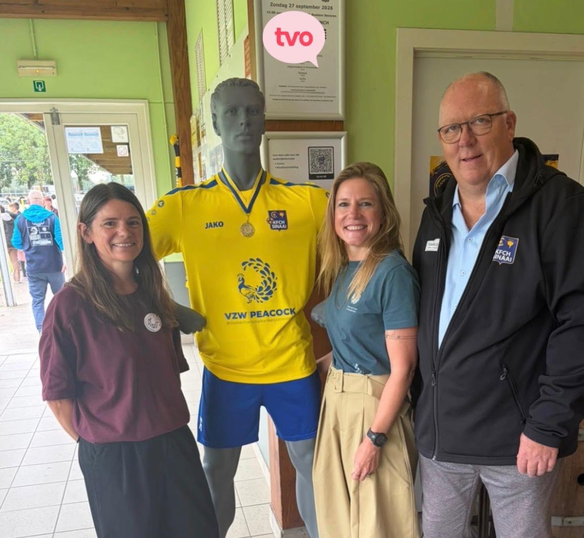 tvo - Geen geldsponsor, maar wel goed doel: VZW Peacock prijkt voortaan op shirts FCV Herleving Sinaai