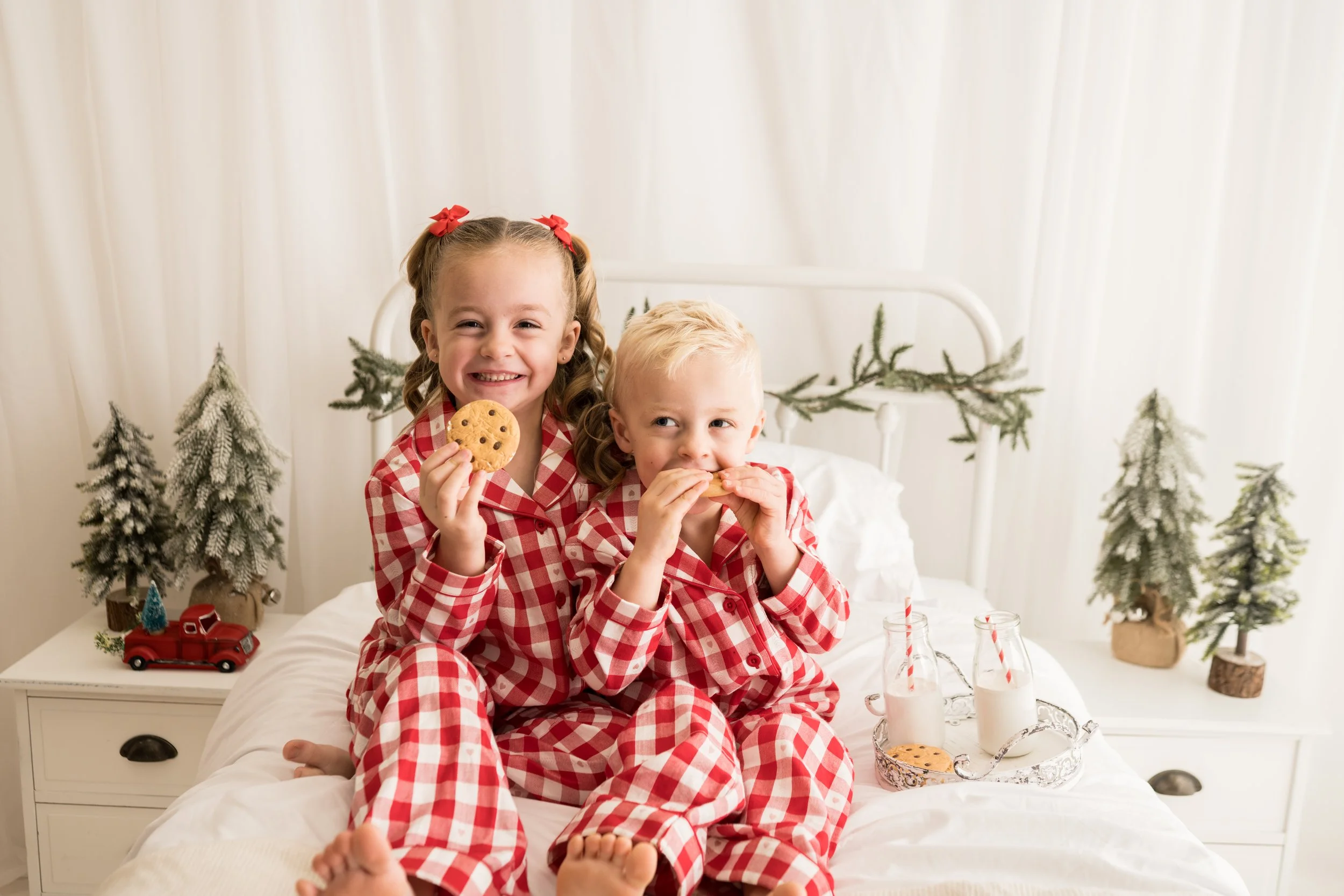 Christmas mini photography session in Lydney, Forest of Dean, Gloucestershire by Hannah Elizabeth Photography. Festive family and child photography offering natural, timeless Christmas portraits for local families..jpg