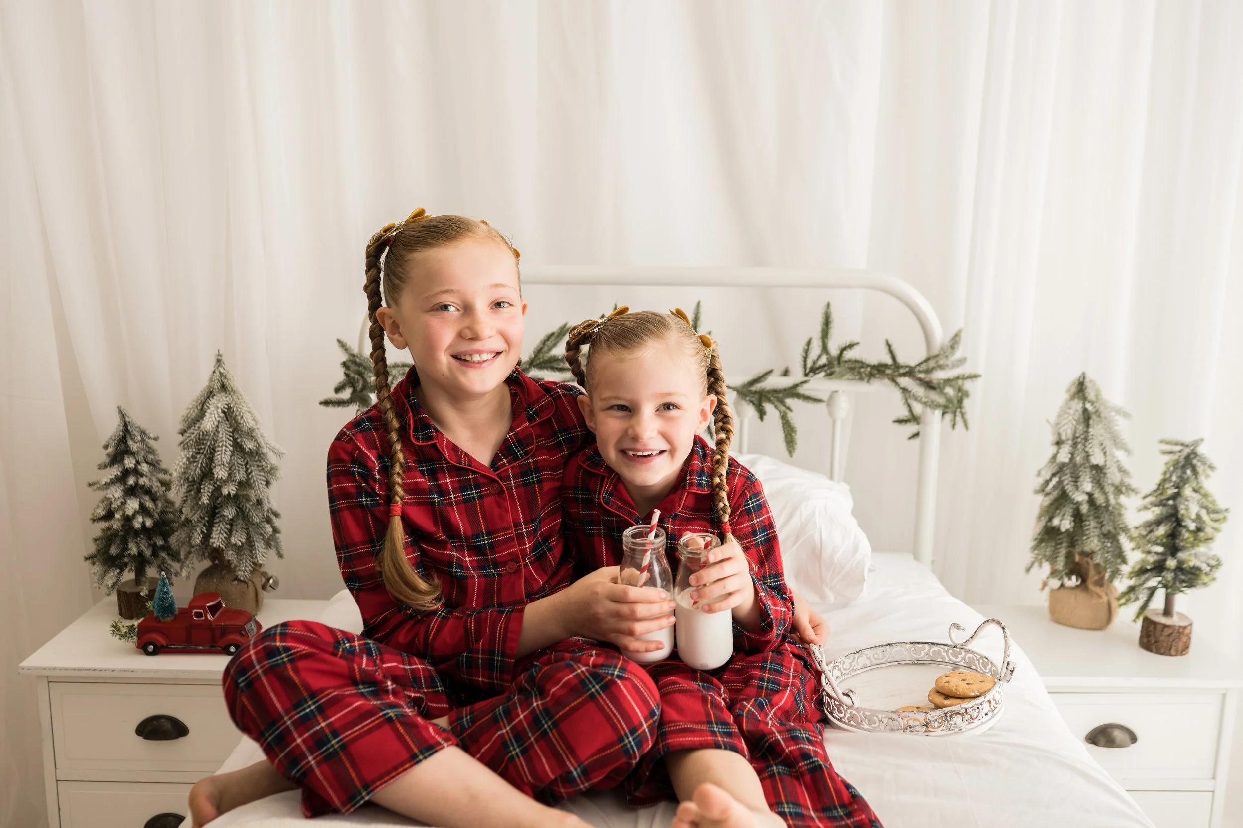 Christmas mini photography session in Lydney, Forest of Dean, Gloucestershire by Hannah Elizabeth Photography. Festive family and child photography offering natural, timeless Christmas portraits for local families..jpg