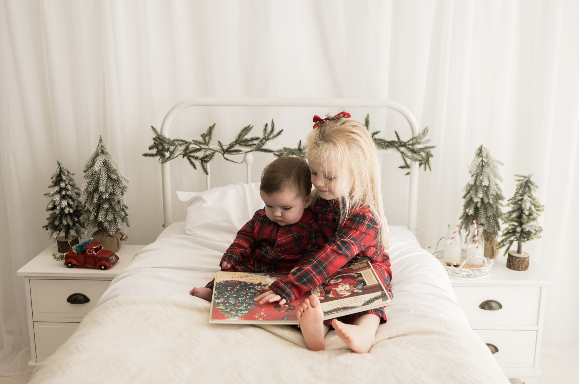 Christmas mini photography session in Lydney, Forest of Dean, Gloucestershire by Hannah Elizabeth Photography. Festive family and child photography offering natural, timeless Christmas portraits for local families..png