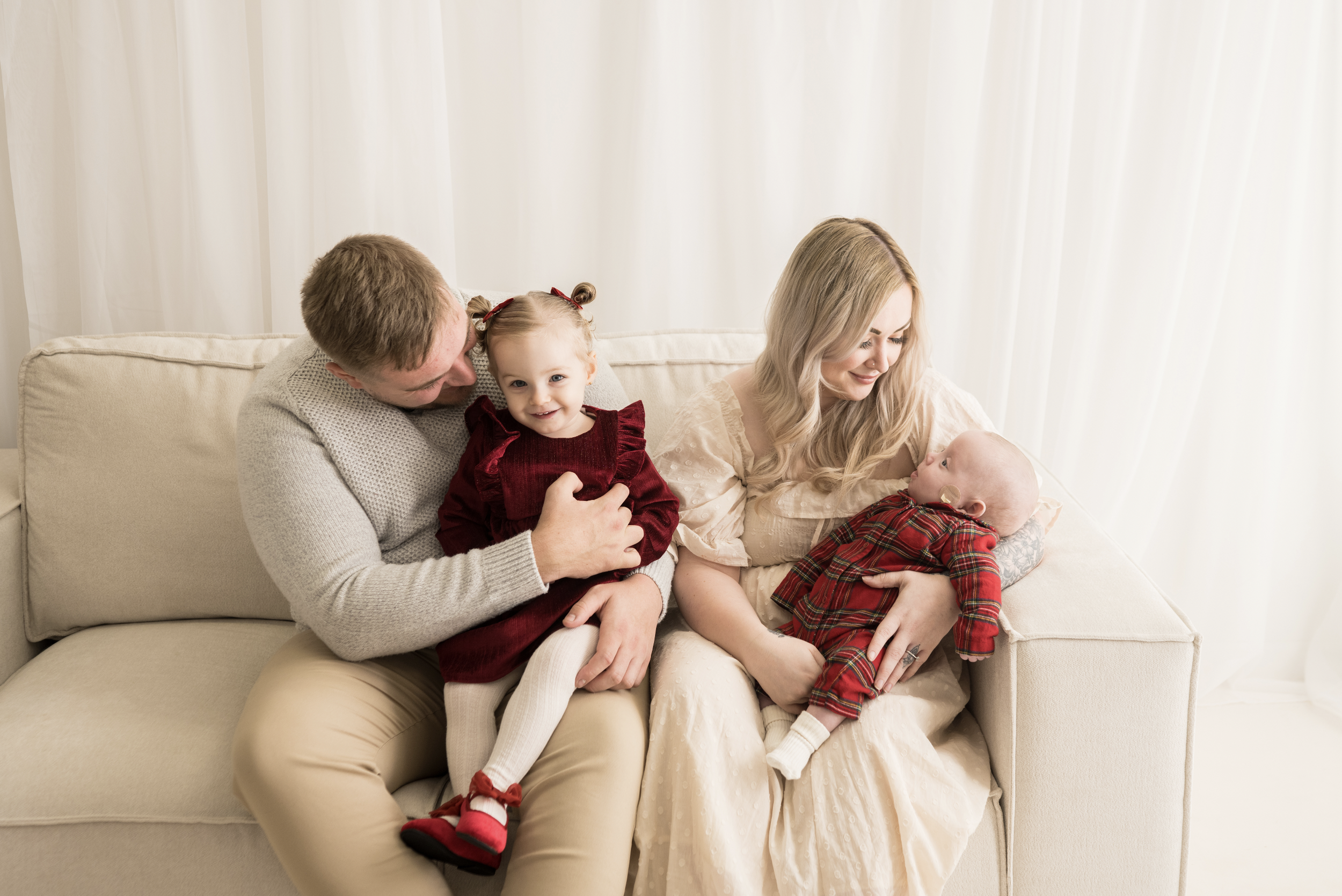 Christmas mini photography session in Lydney, Forest of Dean, Gloucestershire by Hannah Elizabeth Photography. Festive family and child photography offering natural, timeless Christmas portraits for local families..png