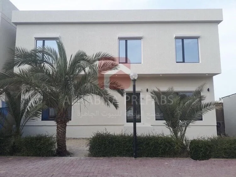 Modern white two-story prefabricated house executed by Alrabita Prefab Co. بيت جاهز دورين بطابع مودرن تم تنفيذه من قبل مصنع الرابطة للبيوت الجاهزة