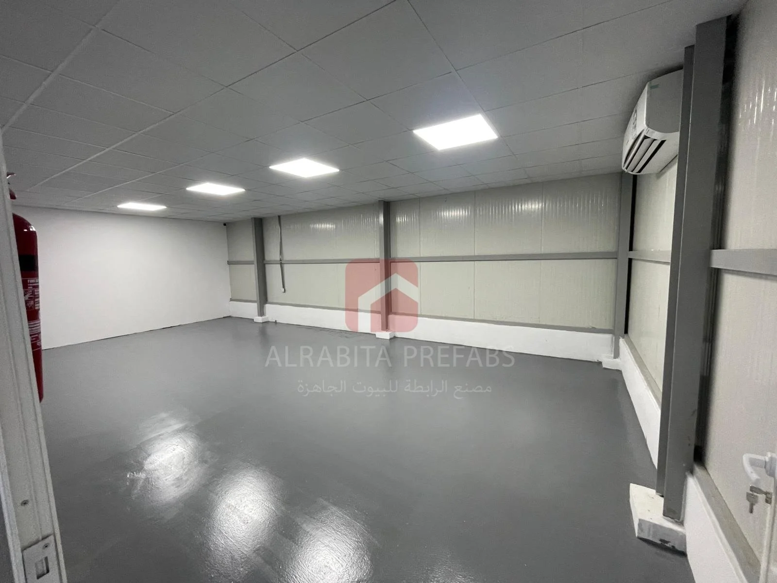 Interior of a prefabricated commercial workshop executed by Alrabita Prefab Co. الأعمال الداخلية لورشة تجارية من انتاج مصنع الرابطة للبيوت الجاهزة.