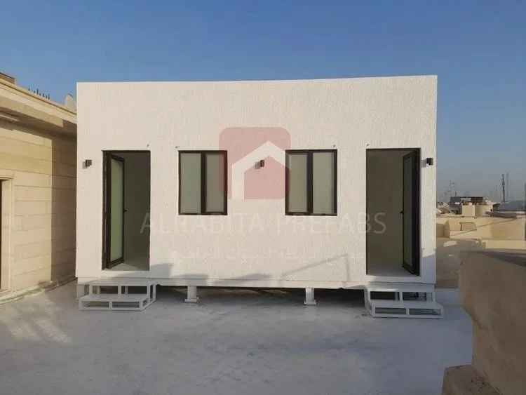 Prefabricated house on the roof executed by Alrabita Prefab Co. بيت جاهز مسبق الصنع فوق السطح تم تنفيذه من قبل مصنع الرابطة للبيوت الجاهزة