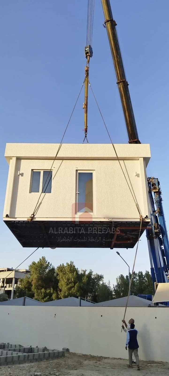 Prefabricated house during transportation, executed by Alrabita Prefab Co. بيت جاهز أثناء عملية النقل من انتاج مصنع الرابطة للبيوت الجاهزة.