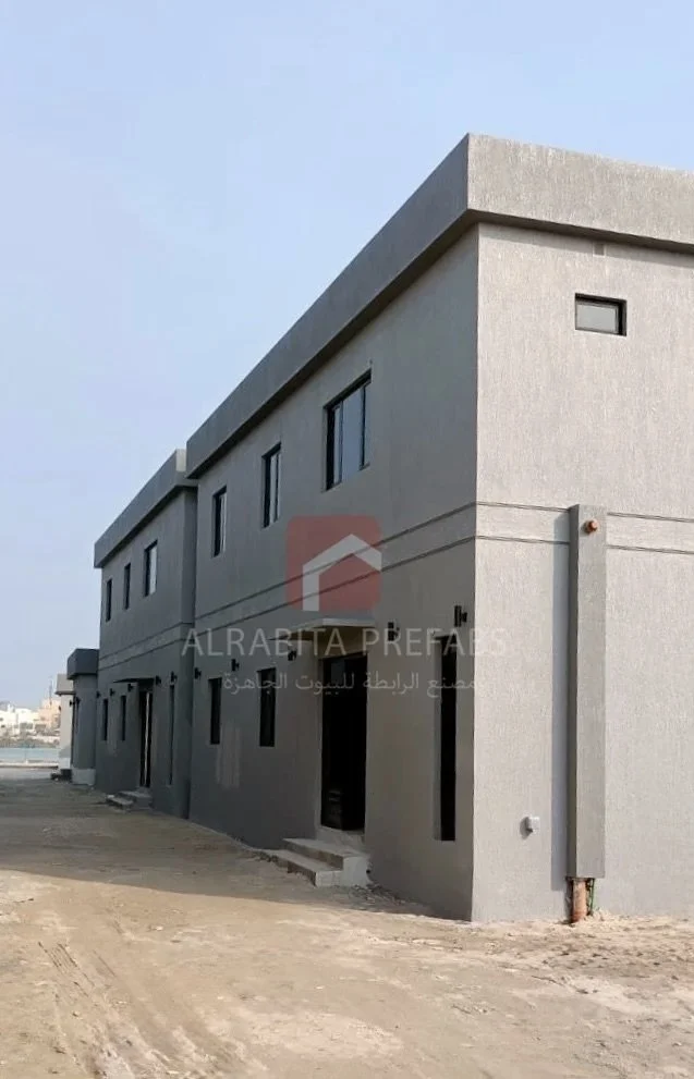 A two-story grey prefabricated building executed by Alrabita Prefab Co. مبنى جاهز دورين باللون الرمادي تم تنفيذه من قبل مصنع الرابطة للبيوت الجاهزة