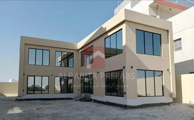 L-shaped two-story prefabricated chalet executed by Alrabita Prefab Co. شاليه جاهز دورين تم تنفيذه من قبل مصنع الرابطة للبيوت الجاهزة