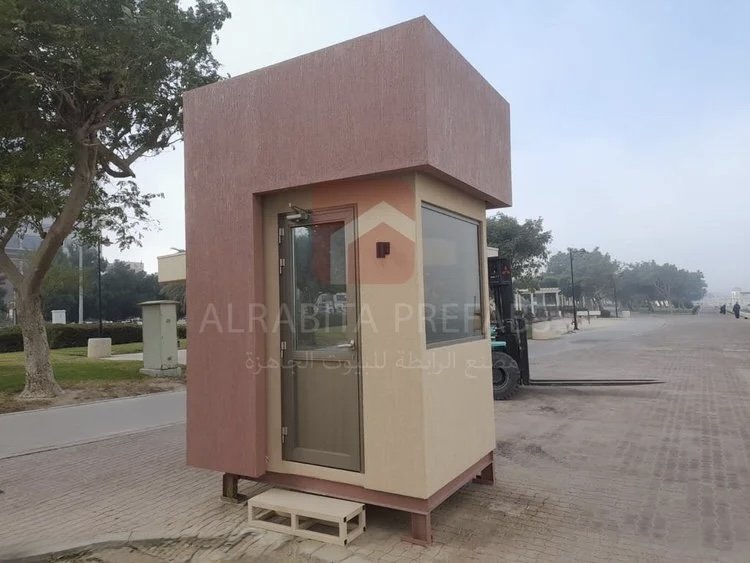 Prefabricated security booth executed by Alrabita Prefab Co. كابينة حراسة جاهزة مسبقة الصنع تم تنفيذها من قبل مصنع الرابطة للبيوت الجاهزة