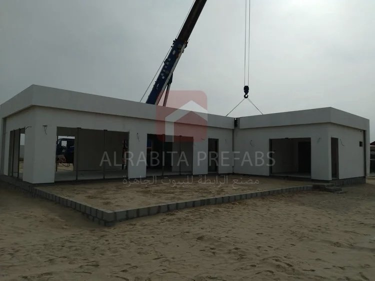 Prefabricated chalet during delivery executed by Alrabita Prefab Co. شاليه جاهز مسبق الصنع خلال التوصيل تم تنفيذه من قبل مصنع الرابطة للبيوت الجاهزة