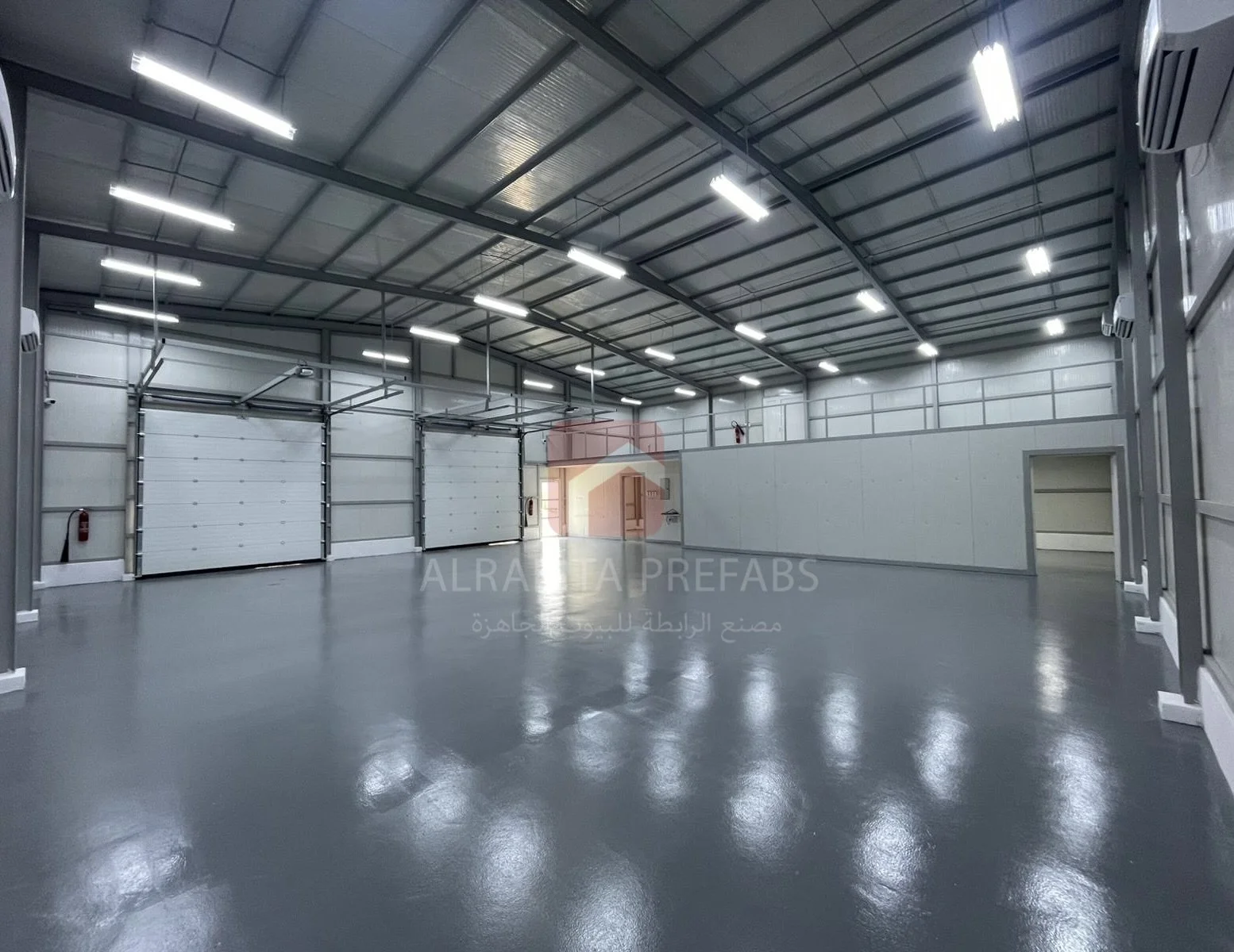 Interior of a prefabricated commercial workshop executed by Alrabita Prefab Co. الأعمال الداخلية لورشة تجارية من انتاج مصنع الرابطة للبيوت الجاهزة.