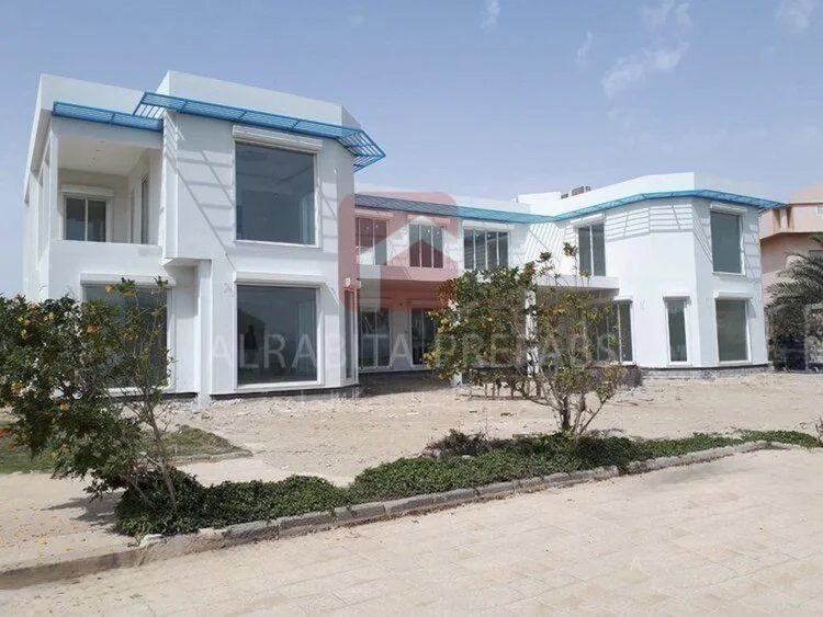 Modern white prefabricated building with large windows and blue accents executed by Alrabita Prefab Co. مبنى جاهز دورين بلون مميز وشبابيك كبيرة تم تنفيذه من قبل مصنع الرابطة للبيوت الجاهزة 