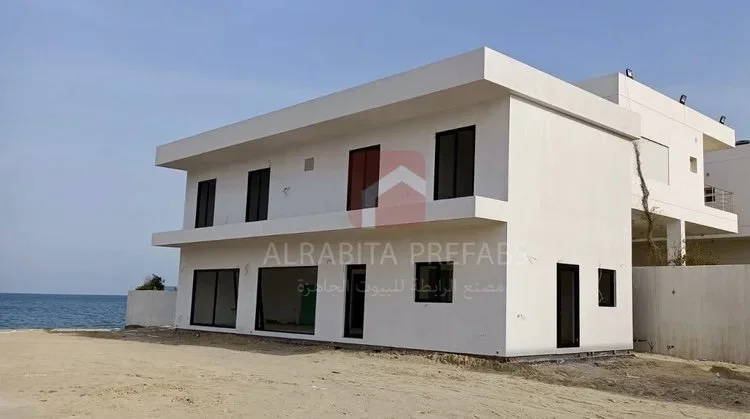 Modern white two-story prefabricated chalet executed by Alrabita Prefab Co. شاليه جاهز دورين مودرن تم تنفيذه من قبل مصنع الرابطة للبيوت الجاهزة