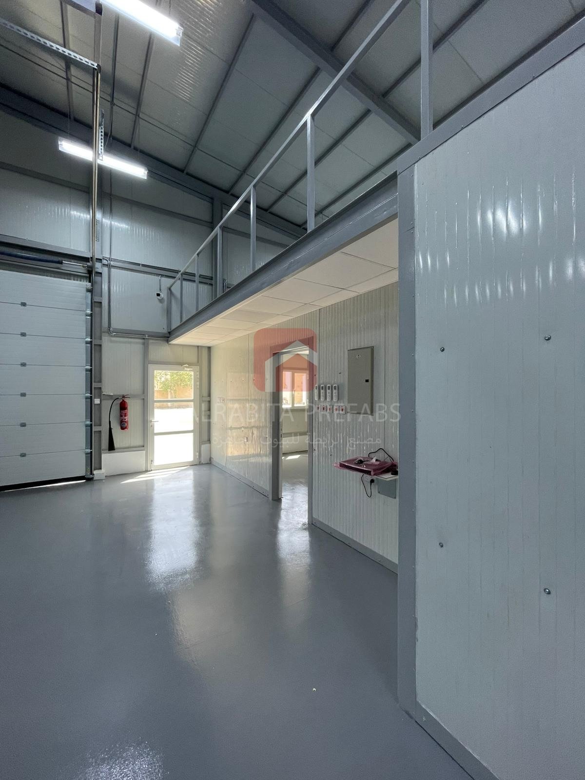 Interior of a prefabricated commercial workshop executed by Alrabita Prefab Co. الأعمال الداخلية لورشة تجارية من انتاج مصنع الرابطة للبيوت الجاهزة.