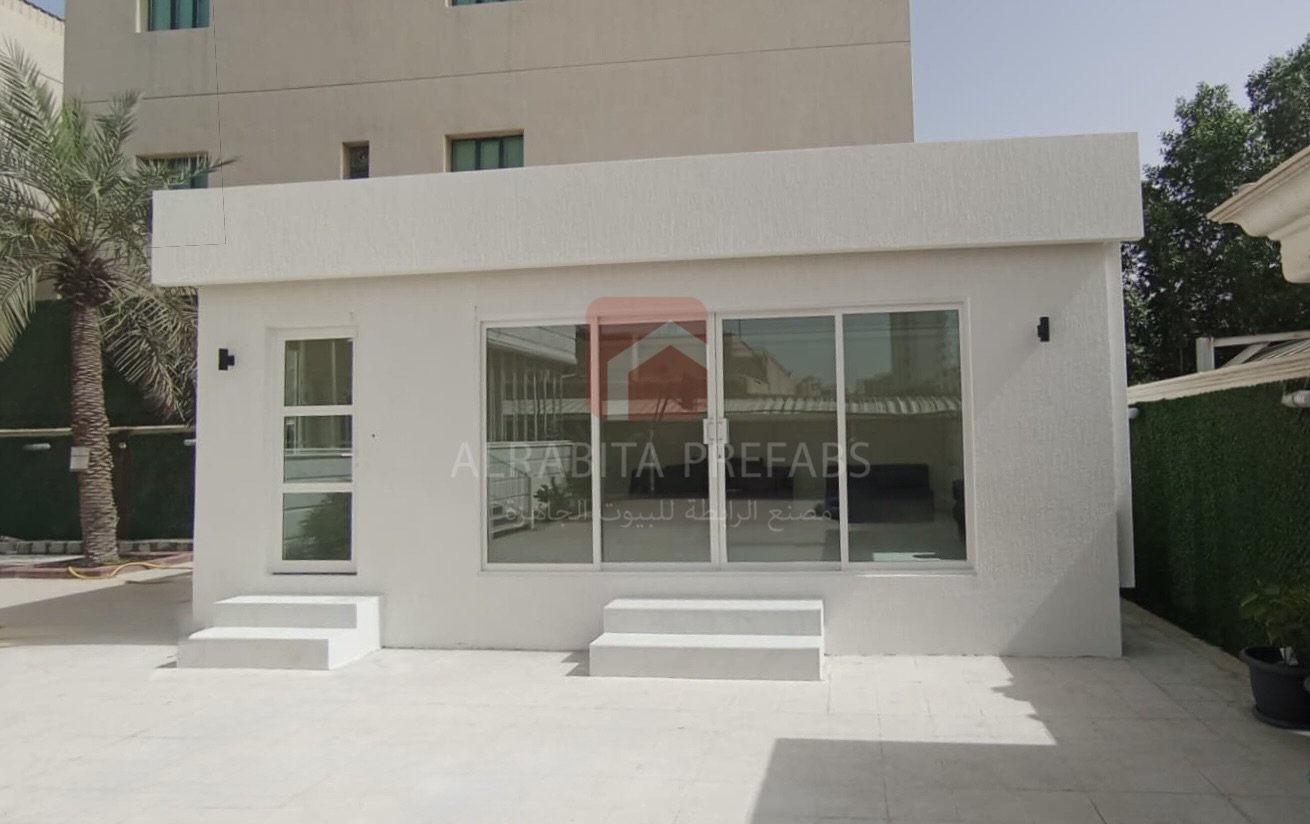 Modern prefabricated diwaniya executed by Alrabita Prefab Co. ديوانية بطراز حديث من انتاج مصنع الرابطة للبيوت الجاهزة.