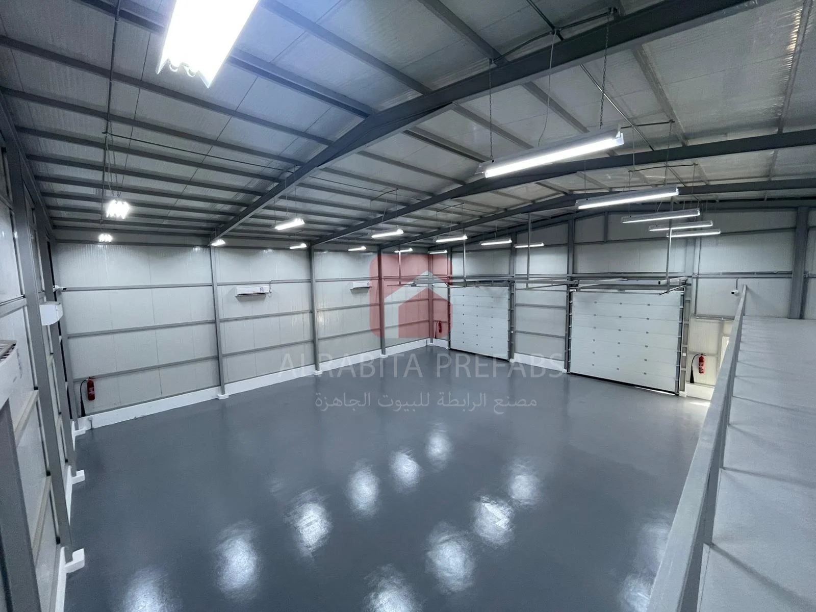 Interior of a prefabricated commercial workshop executed by Alrabita Prefab Co. الأعمال الداخلية لورشة تجارية من انتاج مصنع الرابطة للبيوت الجاهزة.