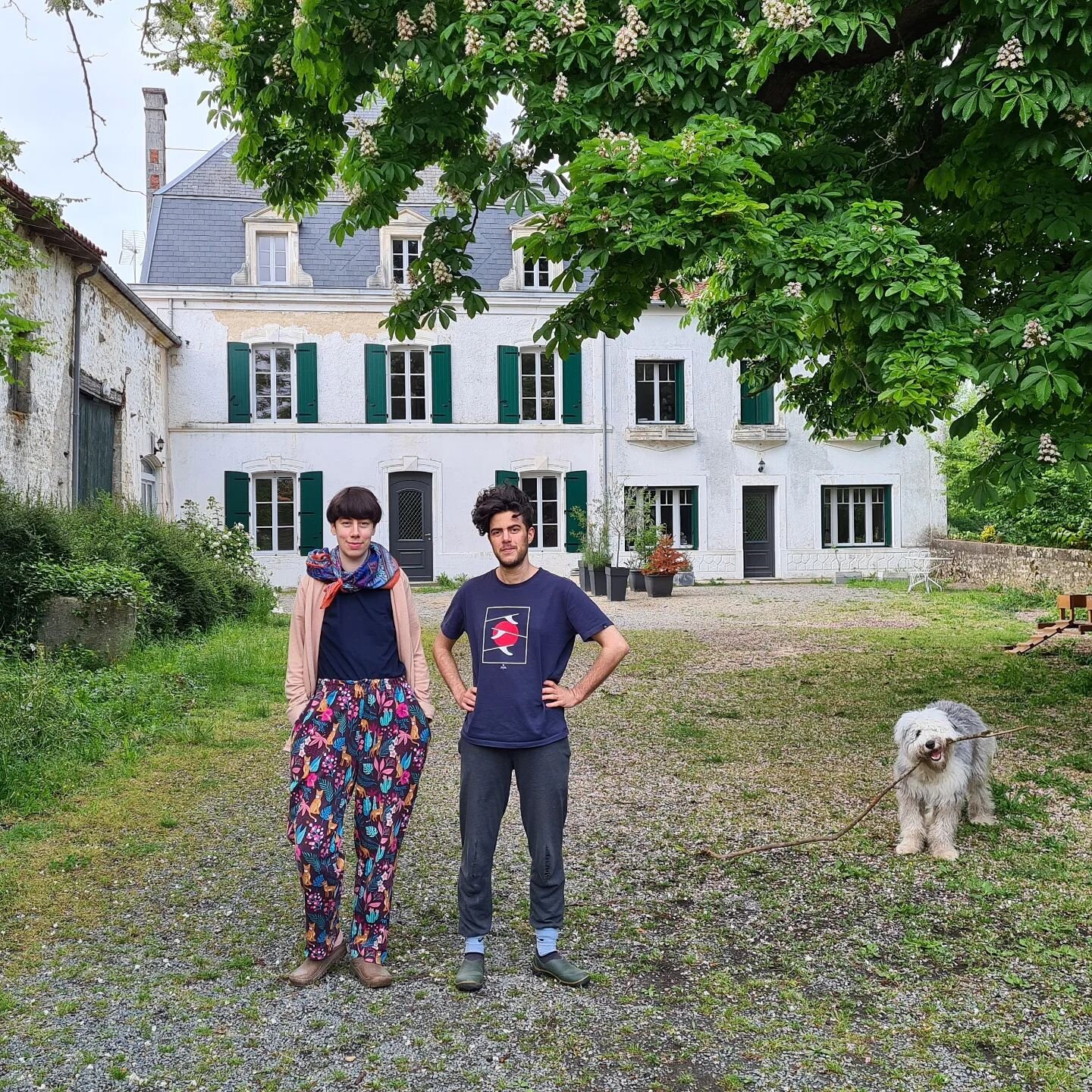(ENG) Hi! We're Tom (they/he) and Sol&egrave;ne/Sol (they/she), the owners of the Ch&acirc;teau de Paran&ccedil;ay since 2020. After 2 years of renovation we opened in late 2022.

Originally from Paris for Tom and Brittany for Sol&egrave;ne, we left 