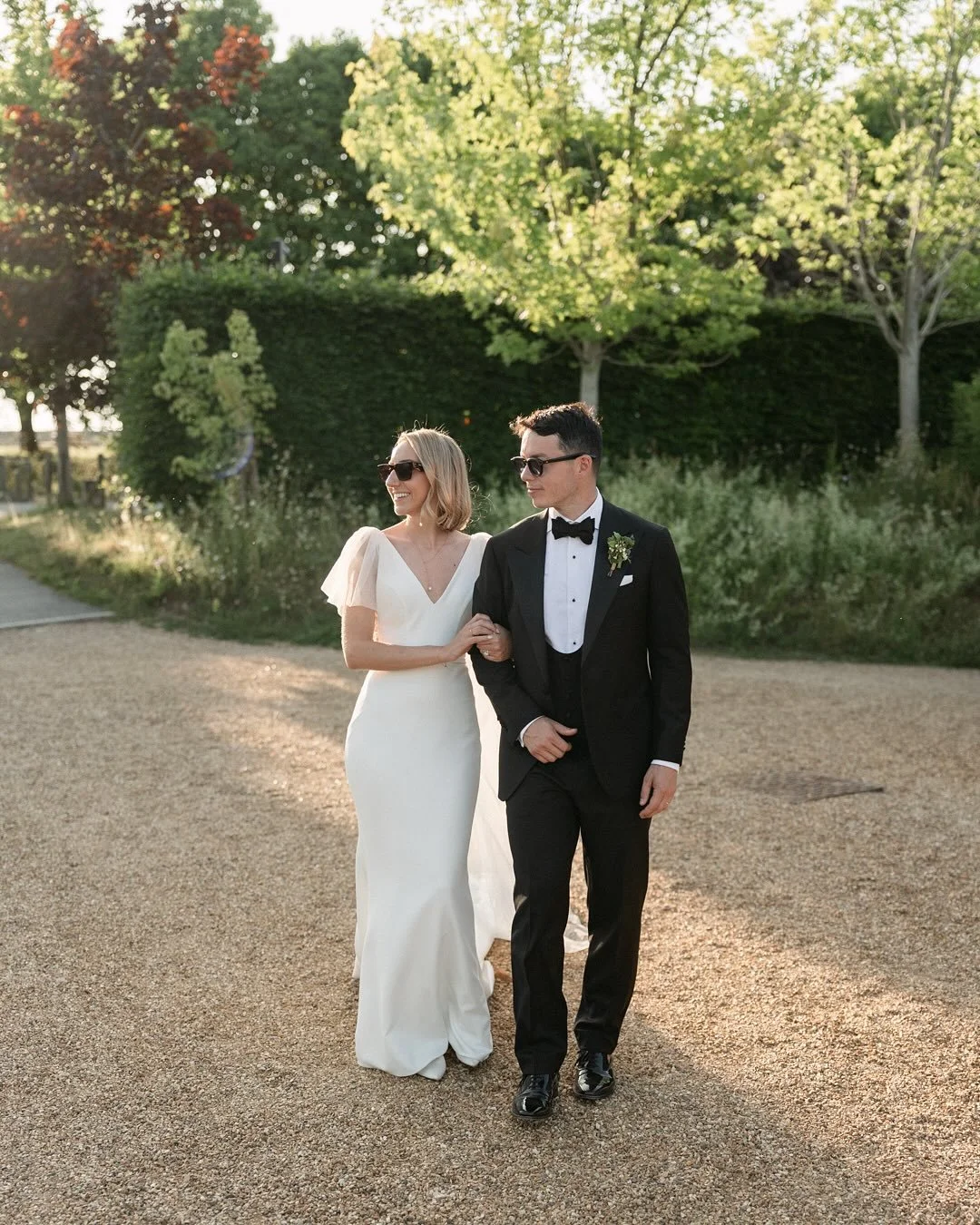 Pretty sure if you ask ChatGPT to conjure up some &lsquo;effortless yet gorgeous&rsquo; couples golden hour portraits, they&rsquo;d show you something like this&hellip; 😍

@crippsandco 
@stonebarnvenue