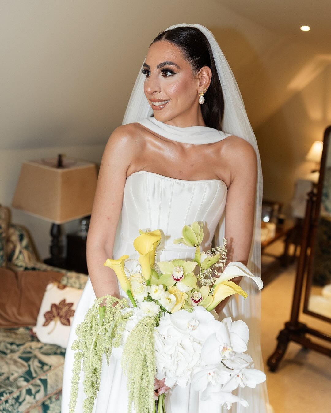 Find yourself a venue that includes a leisurely walk past an actual castle en route to your ceremony&hellip; 🏰

@hever_castleweddings 
@meltemhair 
@lizziemua_brides 
@flourestudio 
@lovelybridelondon 
@grandeur.events 
@floatingcastlefilms