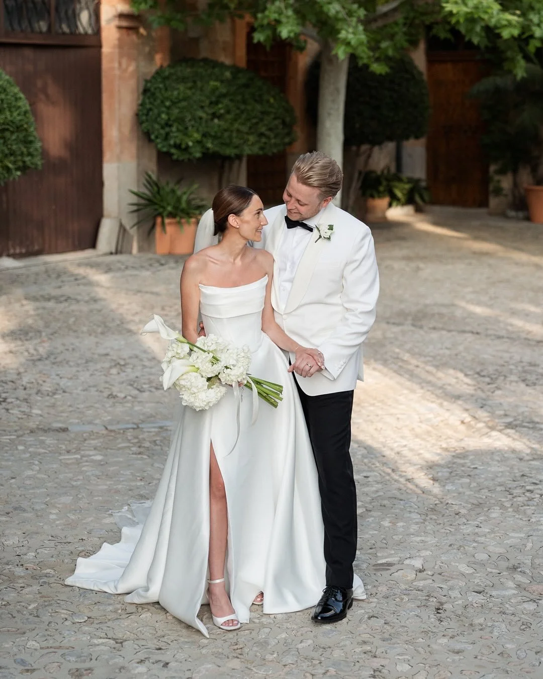 Balearic late evening sun, you just hit so so differently my friend&hellip; ☀️

@sontogores 
@girlfridayeventsmallorca 
@hollienoelle.hmua 
@kyhabride 
@elliesandersonbridal 
@joannawaltonflowersmallorca 
@gbweddingfilms