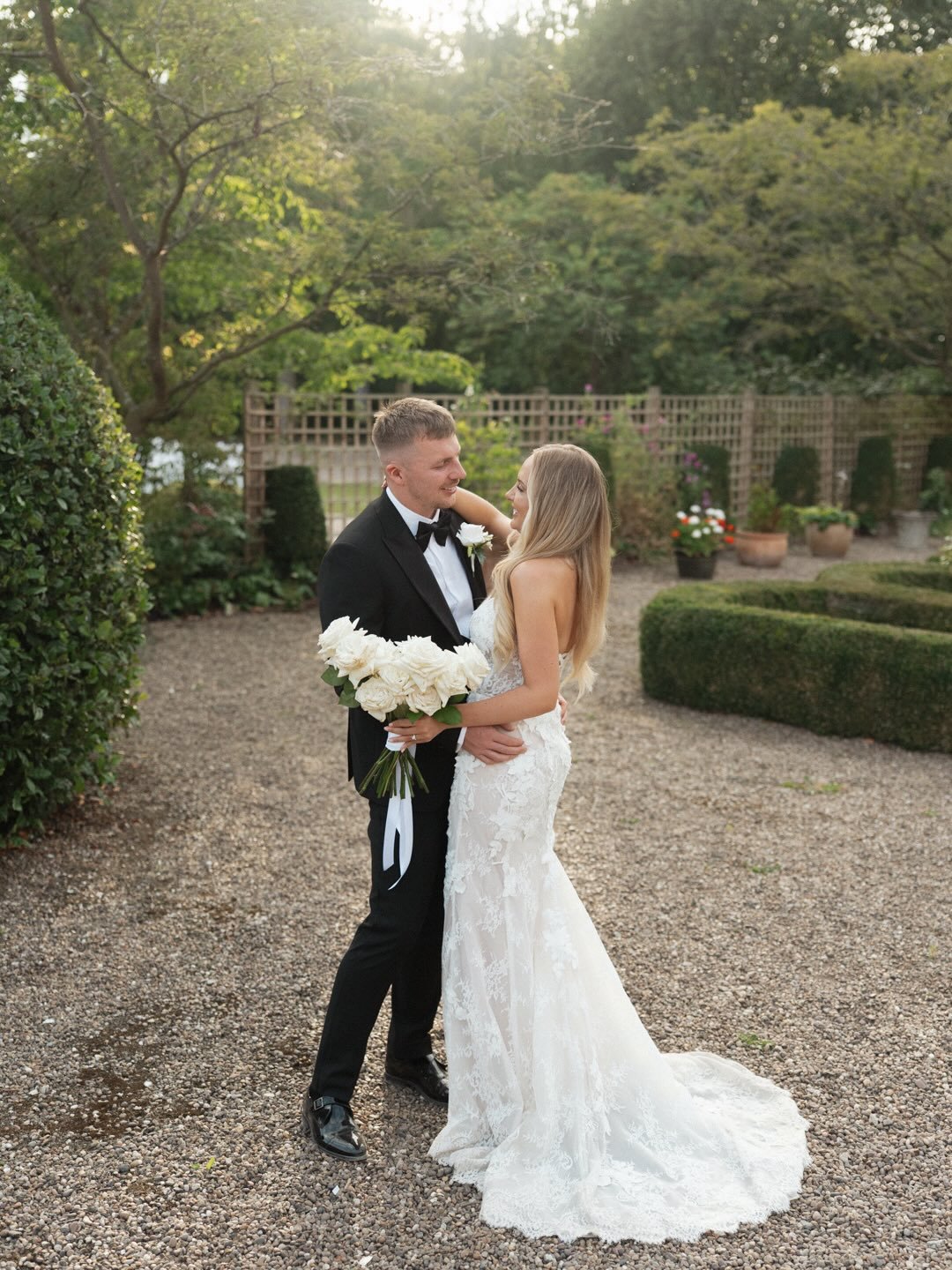 Now that the 8 minutes novelty of snow has worn off, this is just a quick reminder that we&rsquo;re only a matter of weeks away from afternoons looking like this&hellip; ☀️❤️

(No calling me out on my weather optimism please)

@hodsock.priory 
@milla