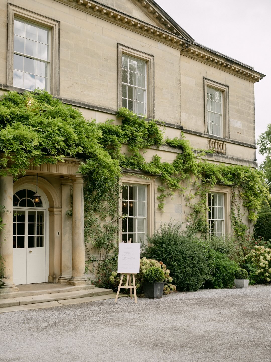 Bridal prep doesn&rsquo;t have to be &ldquo;swinging from the chandeliers&rdquo; to be a vibe. Sometimes the most perfect of vibes is simply having the time to be fully present, and allowing yourself to simply take the morning in ❤️

@middletonlodge 