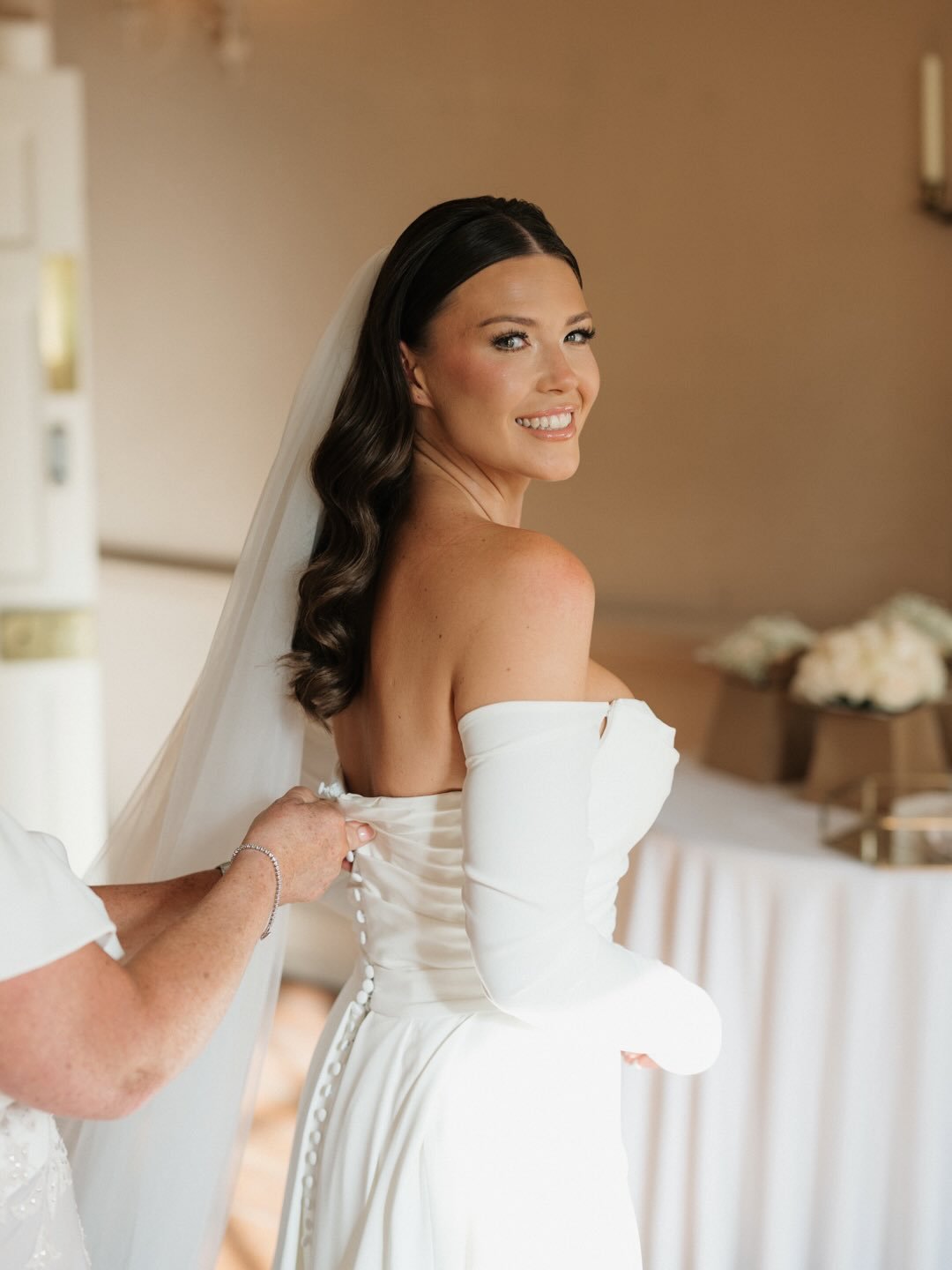 I willl never ever evereverevereverever get bored of being blessed with time, light, and space at bridal prep 😍

@theorangerymaidstone 
@shesaidyesbridalhair 
@mwlbride 
@paulaflorist