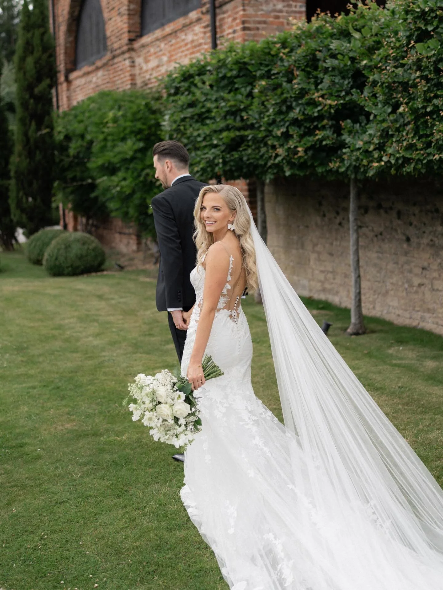 Blue skies, green trees, jumper &amp; coat free weather, and a car full of (stolen) sweet table contents. 2026 wedding season, you are well and truly underway!! 👰🏼🤵🏼&zwj;♂️

@crippsandco 
@hazelgapbarn 
@danielwatsonfilm 
@the_bridal_rooms
@elyse