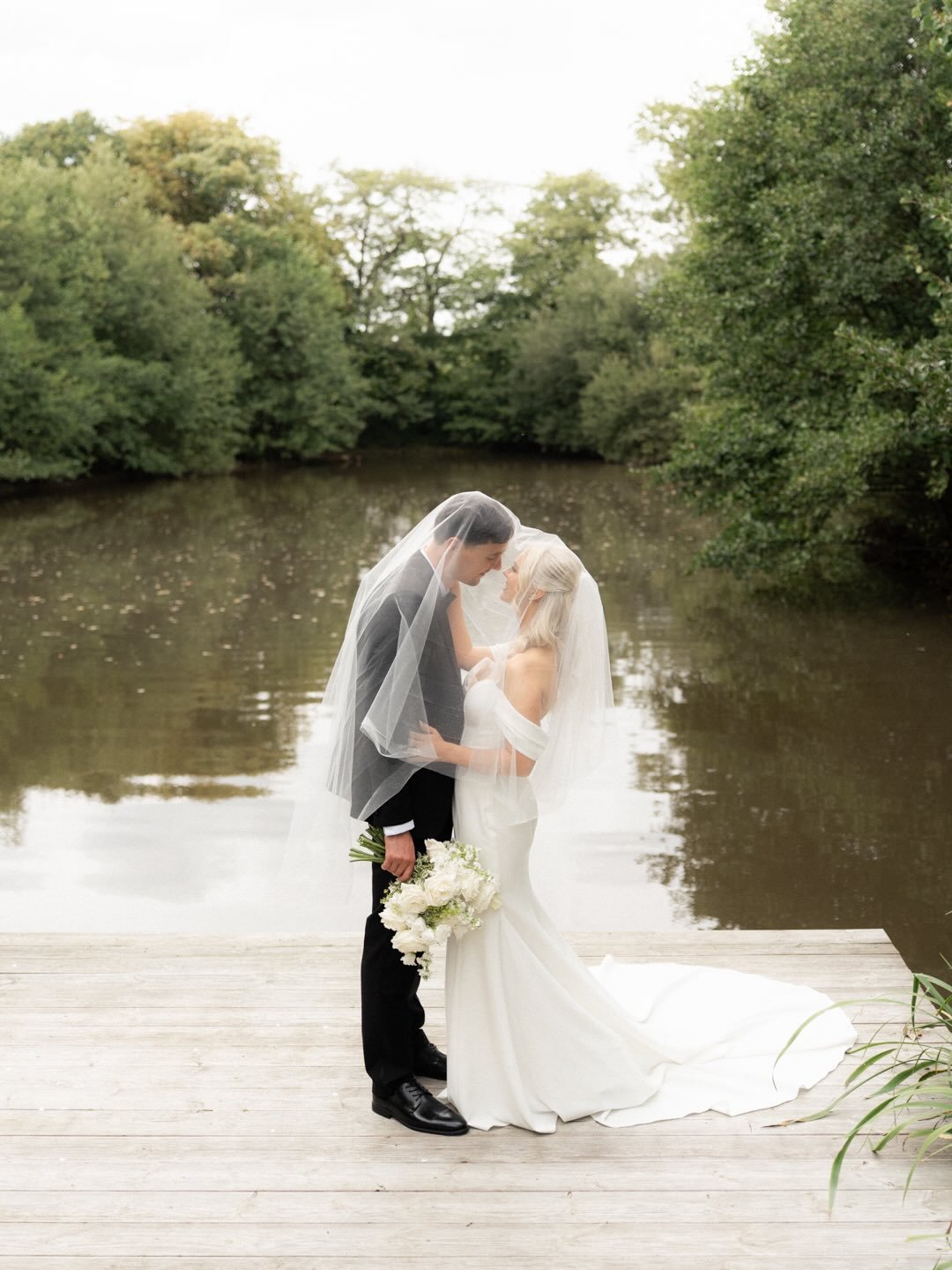 Veils, private lakes, a few minutes away from guests, and wonderful little pockets of light making fleeting appearances. I can think of much, much worse ways to spend my afternoons ❤️

@styallodge 
@abigailprincehair 
@laura_whitehurst_mua 
@evalende