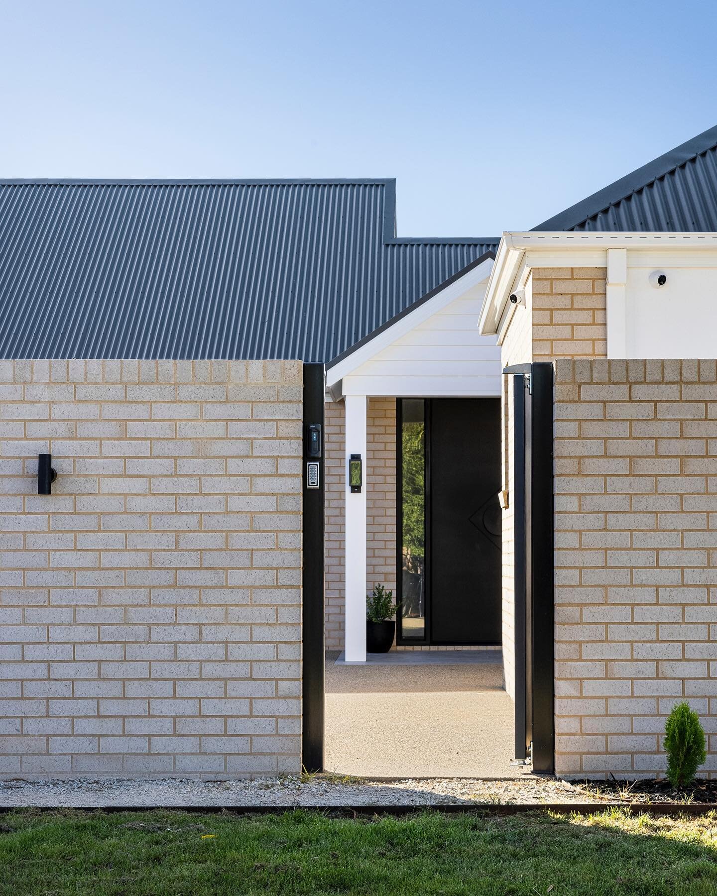 Welcome to the Lake Boga Residence. 
After two years in the making, this beautiful residence is the result of an amazing collaboration between @alterspace_interiors , our lovely clients, architect and builder. 
Blending elegant design with casual Aus